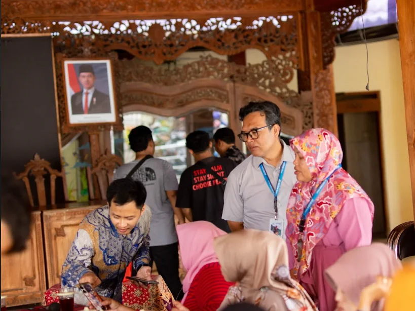 Fasilitator Innara mendampingi peserta pelatihan di balai desa
