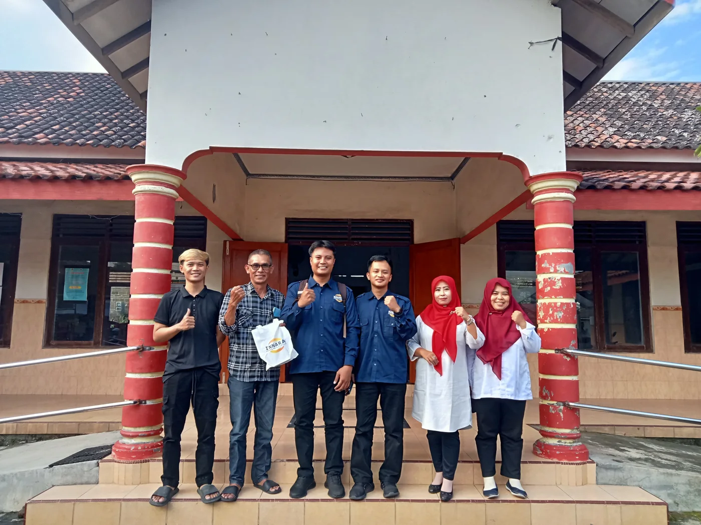 Tim Innara bersama pengurus BUM Desa di depan kantor desa Kabupaten Klaten