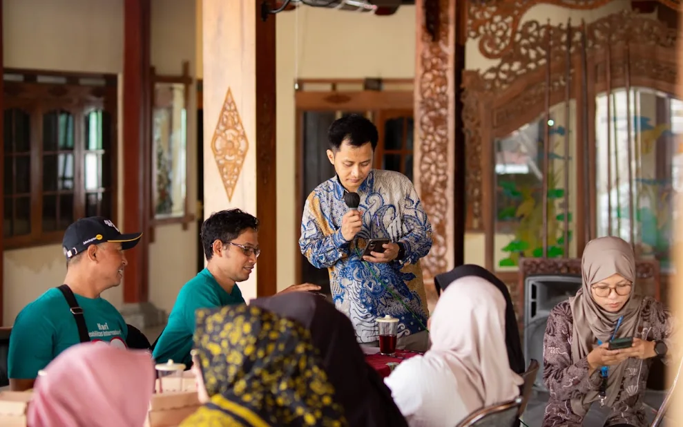Pelatihan digital marketing bagi ibu-ibu PKK dan Karang Taruna di Desa Mulur, Sukoharjo