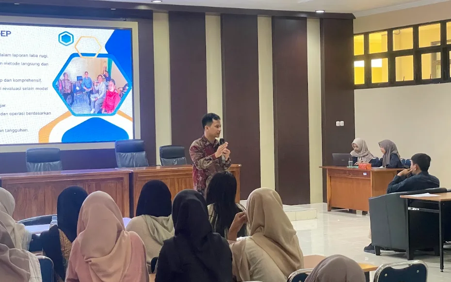 Sesi pembekalan mahasiswa MBKM Sekolah Vokasi UNS tentang pengelolaan BUM Desa